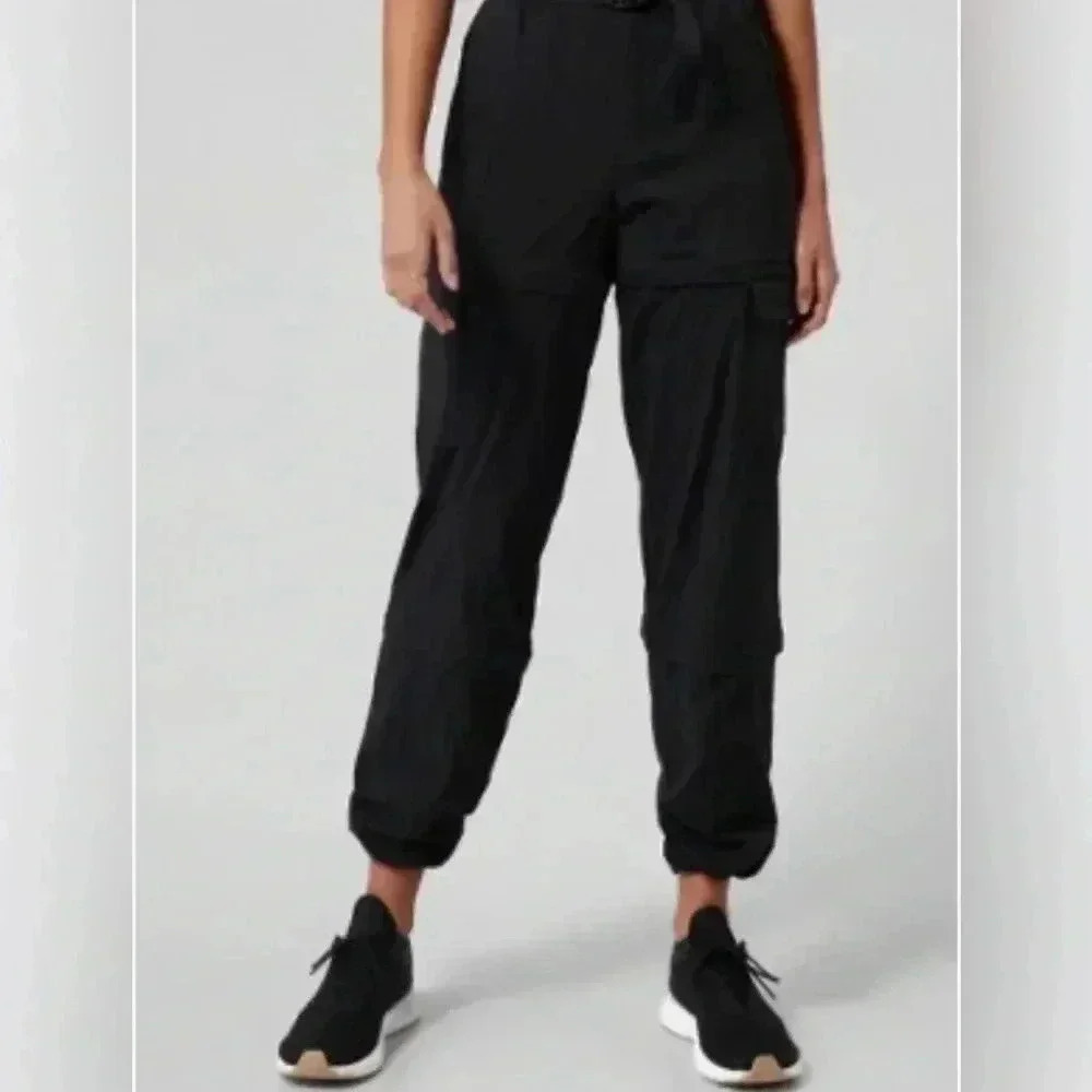 Athleta Shasta convertible  khaki belted athletic casual nylon cargo pants 10T